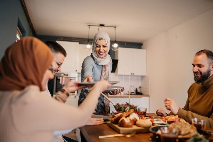 Gezelschap deelt eten tijdens een feestelijke maaltijd thuis