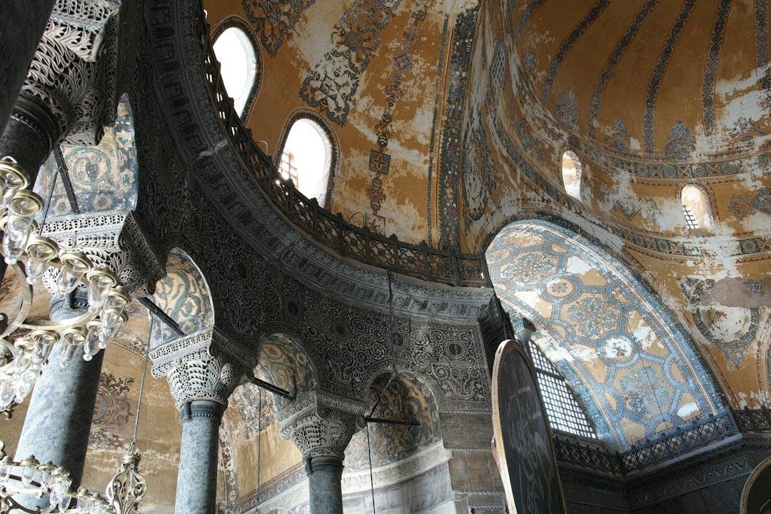 Rijk versierd interieur van de Hagia Sophia met galerijen en koepel