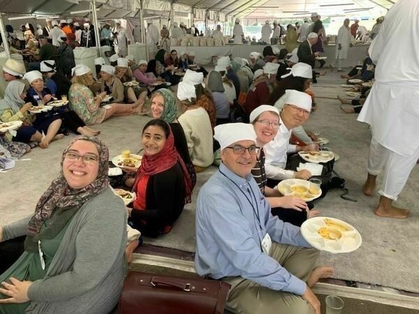 Mensen eten samen op de grond tijdens een gemeenschappelijke maaltijd
